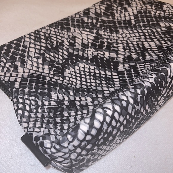 GILI NWOT Large Zipper Pouch - Picture 4 of 7